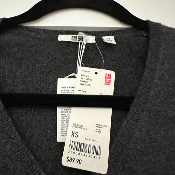 NWT Uniqlo Cashmere 100% V Neck Sweater - Picture 2 of 4